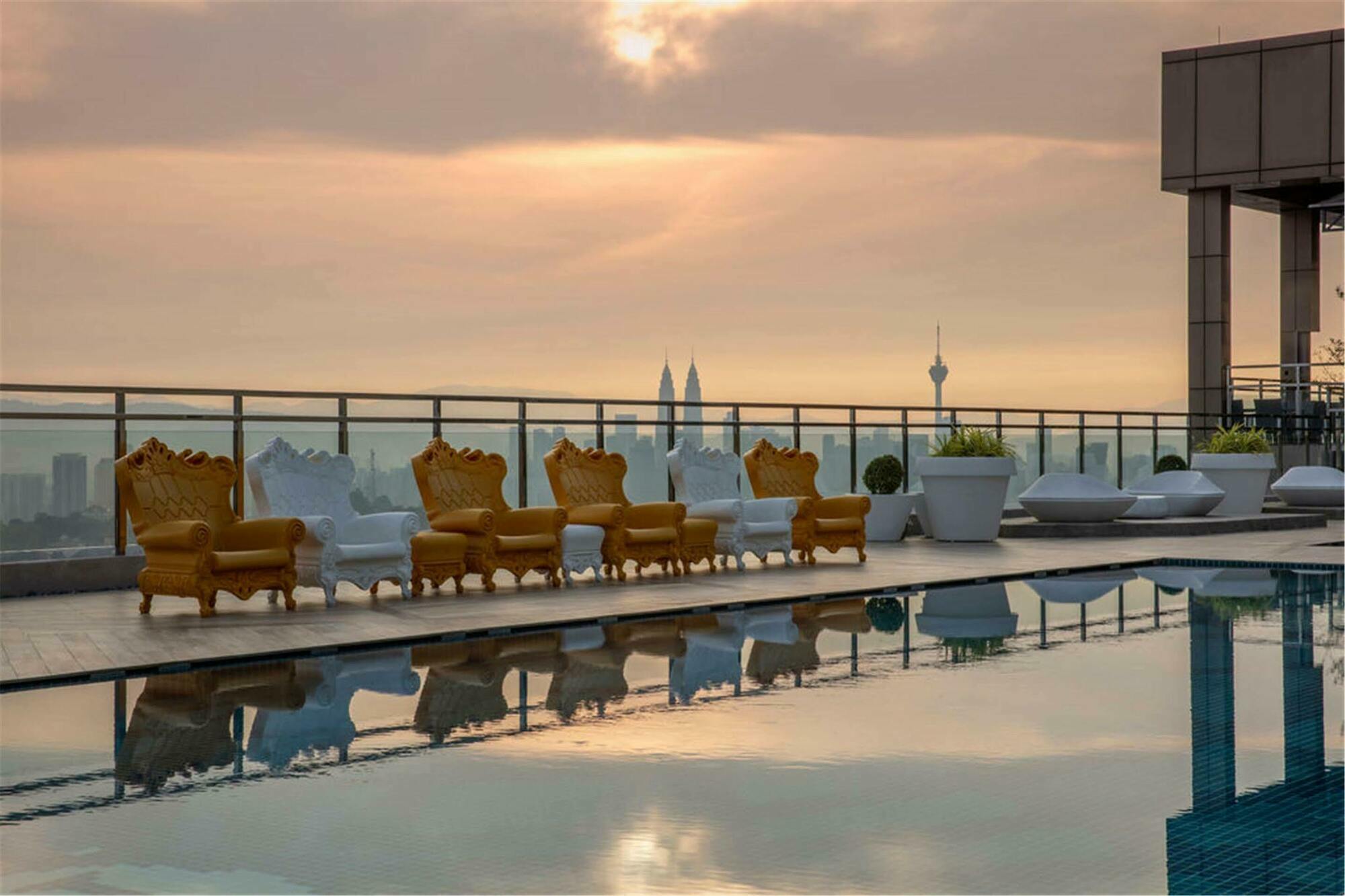 도셋 하르타마스 쿠알라룸푸르 호텔 외부 사진 The rooftop pool at the hotel